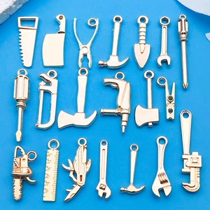 Vista plana de 20 mini colgantes de herramientas doradas en aleación para joyería DIY