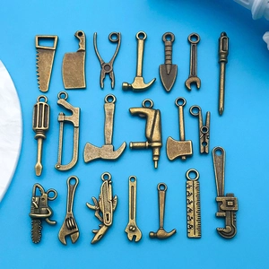 Detalle de colgantes de herramientas de aleación de bronce antiguo para joyería DIY