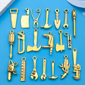 Vista plana de 20 colgantes de aleación dorados con forma de herramientas para joyería DIY