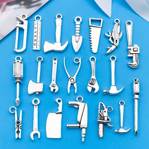 Macro de 20 colgantes de herramientas en plata para hacer joyas DIY sobre fondo azul