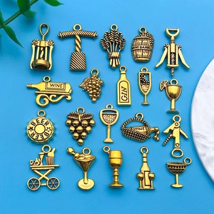 Gedetailleerde macro-opname van 20 vintage goudlegering wijnbedeltjes voor DIY-sieraden