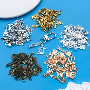 Detalle de dijes de instrumentos musicales en cinco acabados de metal sobre azul