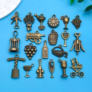 Gedetailleerde close-up van gemengde vintage bronzen wijn- en druifhangers voor sieraden