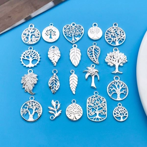 Detailweergave van 20 stuks antieke zilveren levensboom en blad hangers van legering