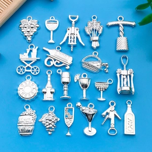 Macro-opname van 20 vintage zilverlegering wijnbedeltjes met druiven, flessen en glazen