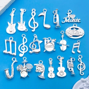Detalle de 18 dijes de música en aleación plateada con guitarra y notas para joyería