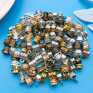 Detalle de cierres y cuentas de metal vintage para la creación de joyas DIY