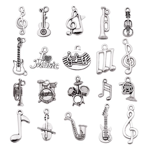Set de 19 dijes vintage de aleación con instrumentos musicales como guitarra y violín