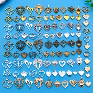 Macro-opname van hart- en vleugelhangers voor DIY-sieraden in diverse metalen uitvoeringen