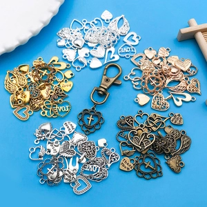 Gedetailleerd overzicht van gekleurde hart- en vleugelbedeltjes voor DIY-sieraden