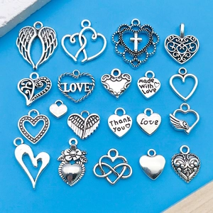 Macro-opname van diverse vintage legering hart en engel hangers voor het maken van sieraden