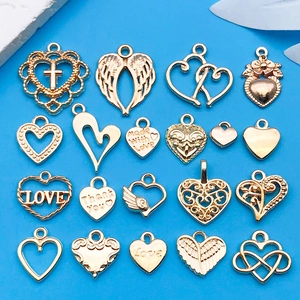 Detailopname van gemengde vintage gouden hartvormige bedeltjes voor DIY-sieraden