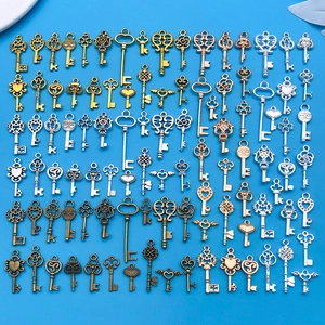 Detalle de colgantes de llaves vintage de aleación estilos corazón y corona para joyería