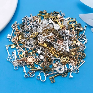 Mezcla de dijes de llave vintage de aleación con corazones y tréboles para joyería artesanal