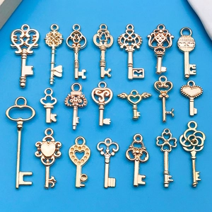Detalle de 21 colgantes de llave vintage dorados con forma de corazón y trébol para DIY
