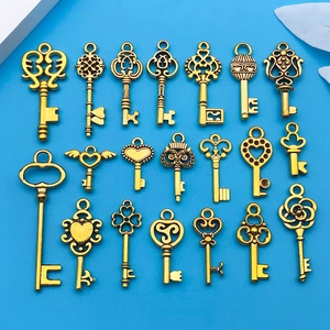Vista plana de 20 colgantes dorados de corazón y flores para joyería artesanal DIY
