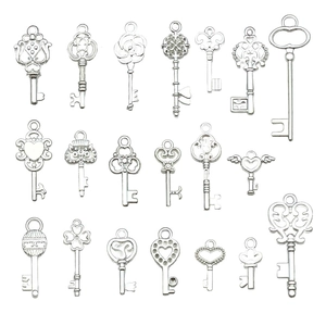 Set de dijes de llaves vintage en aleación plateada con diseños de corazón y trébol para DIY