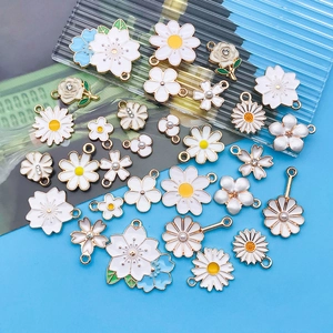 Lot de 30 breloques fleurs marguerites et cerisiers en émail blanc et alliage doré