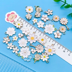 Mélange de pendentifs fleurs en émail pour la création de bijoux DIY et accessoires
