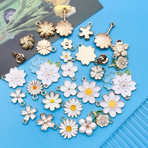 Détail des breloques en émail en forme de fleurs pour la création de bijoux DIY