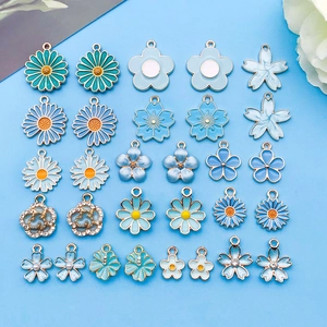 Pendentifs Fleurs en Émail Bleu Lac Cerisier Marguerite Charms en Alliage de Zinc Avec Strass Perle Artificielle pour Accessoires de Bijoux DIY