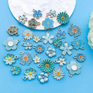 Pendentifs fleurs en émail bleu et blanc avec placage doré pour la création de bijoux