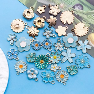 Lot de breloques fleurs en émail bleu et blanc pour la création de bijoux DIY dorés