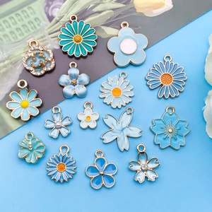 Vue détaillée de pendentifs fleurs en émail bleu pour la création de bijoux faits main
