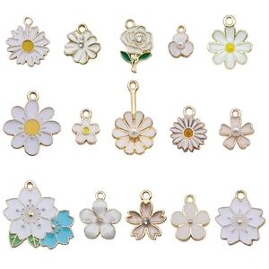Assortiment de breloques fleurs émaillées avec marguerites et roses pour bijoux DIY