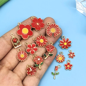 15 pendentifs fleurs en émail rouge et alliage doré pour création de bijoux DIY et colliers
