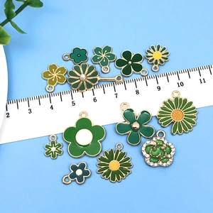 Pendentifs fleurs en émail vert assortis pour la création de bijoux DIY élégants