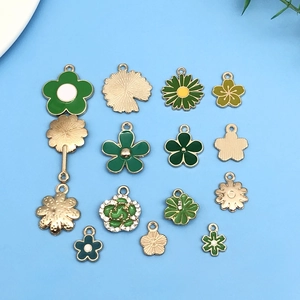 Assortiment de breloques fleurs vertes en émail pour bijoux DIY avec finition dorée