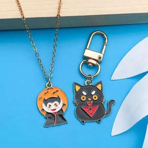 Detalle de colgantes de esmalte de Halloween con vampiro y gato negro en collar