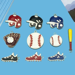 Flache Ansicht bunter Emaille-Baseball-Anhänger mit Helmen, Schuhen und Handschuhen
