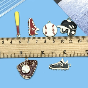 Baseball Sport Anhänger Set mit Helm Schuh Schläger und Handschuh aus Emaille Legierung