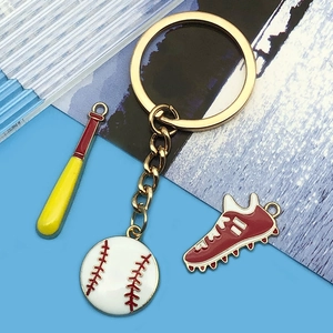 Goldener Emaille-Schlüsselanhänger Set mit Baseballschläger, Ball und rotem Sportschuh