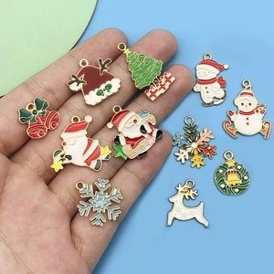 Dije de Navidad de esmalte con Papá Noel y renos para creación de joyas personalizadas