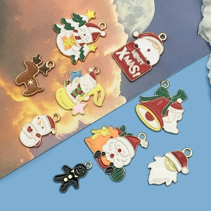 Pack de 50 dijes navideños de esmalte con motivos de Papá Noel, renos y muñecos de nieve