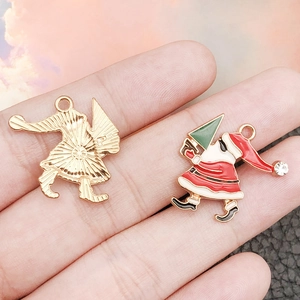 Vista detallada del colgante de Papá Noel de aleación colorida con estrás y reverso dorado