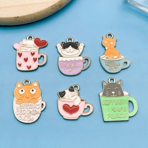 Set di sei ciondoli assortiti in smalto con gatti e tazze di caffè per la creazione di gioielli