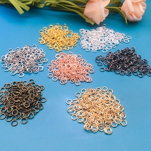 Anellini aperti in metallo colorato per creazione gioielli fai da te su sfondo blu