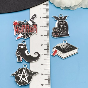 Halloween Anhänger Set mit Emaille Fledermaus und Zauberbuch auf blauem Hintergrund
