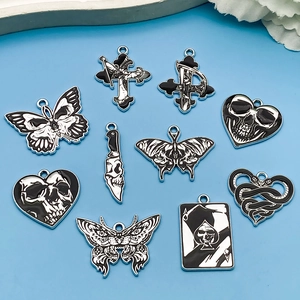 Colgantes de Esmalte de Aleación de Zinc Gótico Oscuro Calavera Mariposa Cruz Corazón Serpiente Daga As de Picas Halloween Accesorios de Creación de Joyas DIY
