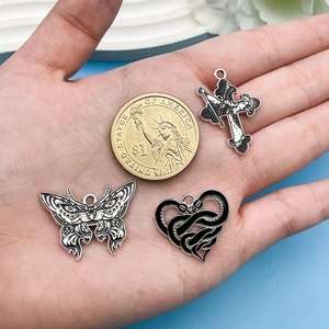 Colgantes góticos de aleación de plata con diseños de mariposa y corazón de esmalte negro