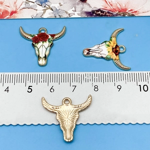 Gedetailleerd overzicht van de breedte van stierenschedelhangers met een liniaal