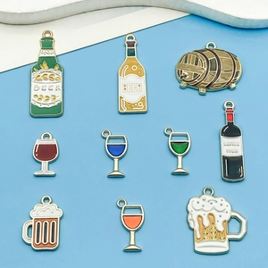 Collezione di ciondoli smaltati in lega con bottiglie di birra per creazione gioielli DIY