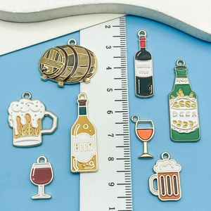 Set di 8 ciondoli smaltati bottiglie di vino e birra con righello per misura