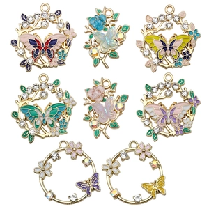 Set mit acht bunten Emaille-Schmetterlings-Blumenkranz-Anhängern mit Strass für DIY-Schmuck