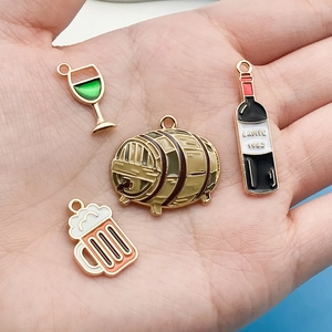 Vista dettagliata dei ciondoli smaltati a tema vino che mostra le dimensioni mini