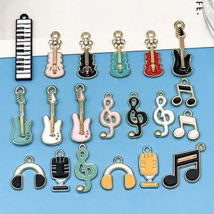 Assortiment muziekinstrumentenbedels zoals gitaren en piano's voor DIY-sieraden